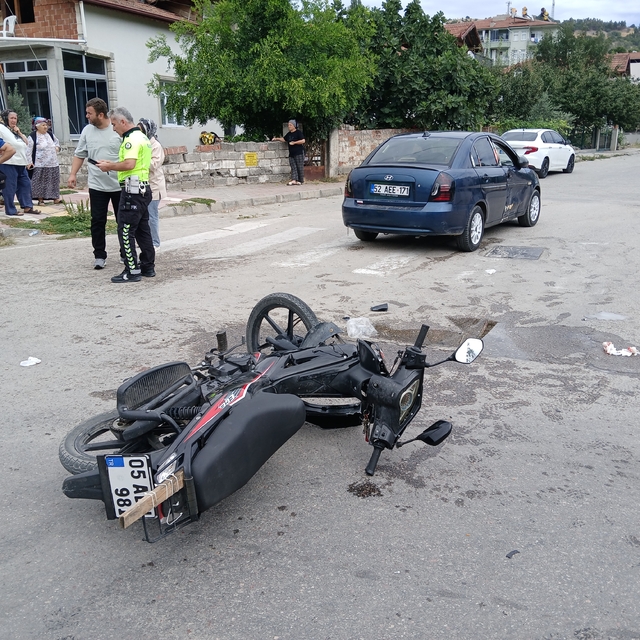 Taşova'da otomobil ile çarpışan motosikletin sürücüsü yaralandı