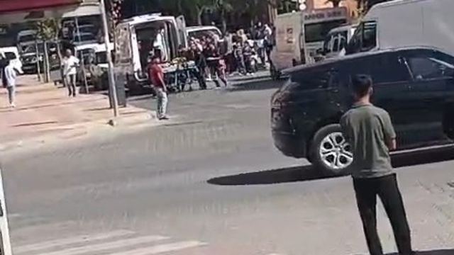 Yolun karşısına geçerken hafif ticari aracın çarptığı 2 çocuk yaralandı