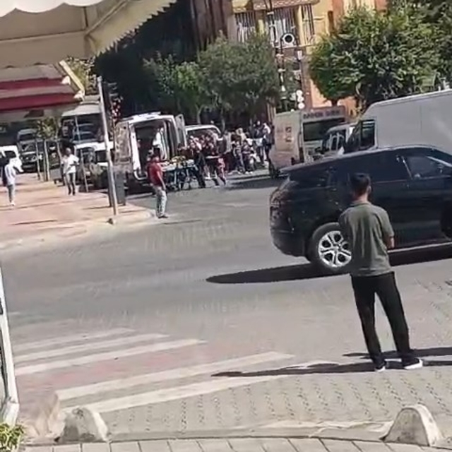 Yolun karşısına geçerken hafif ticari aracın çarptığı 2 çocuk yaralandı