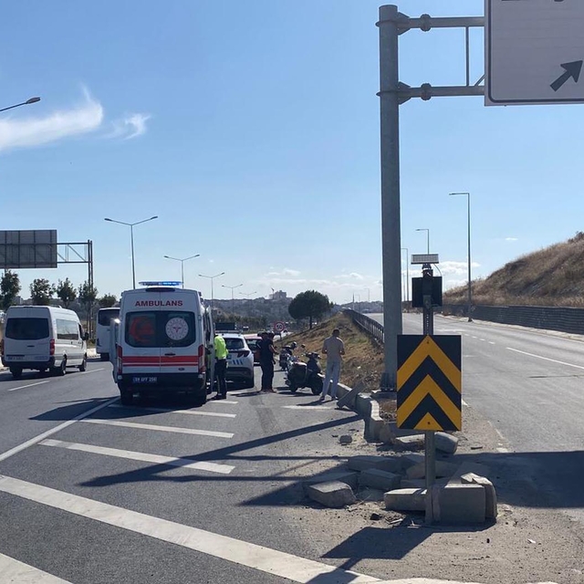 Motosikletiyle yol ayrımındaki parke taşlarına çarpan sürücü yaralandı