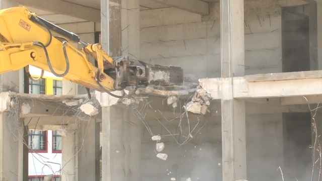Karot beton dayanımının yetersiz olduğunu öğrenen müteahhit, 5 katı tamamlanan binayı yıktırdı