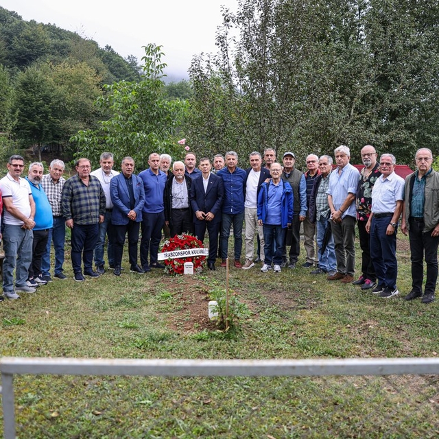 Trabzonspor Kulübünün kurucu üyelerinden Nizamettin Algan, mezarı başında a...
