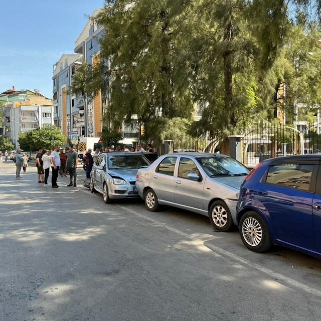 Servisten yeni çıkan otomobilini park ederken, 5 otomobile çarptı