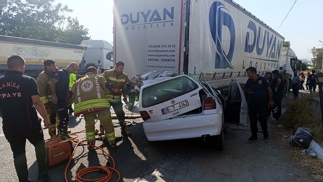 TIR'a çarpan otomobildeki 2 kardeş öldü, kuzenleri ağır yaralandı
