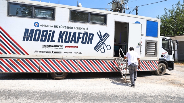 Antalya'da mobil kuaför tırı vatandaşa ücretsiz hizmet verdi