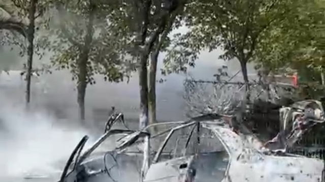 Park halindeki 2 otomobil yandı