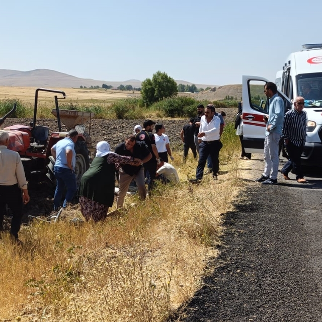 Muş'ta devrilen traktörün altında kalan sürücü öldü