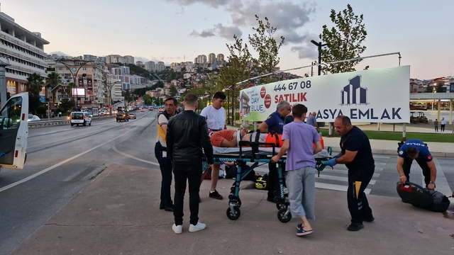 Kocaeli'de trafik levhasına çarpan motosikletteki 2 kişi yaralandı
