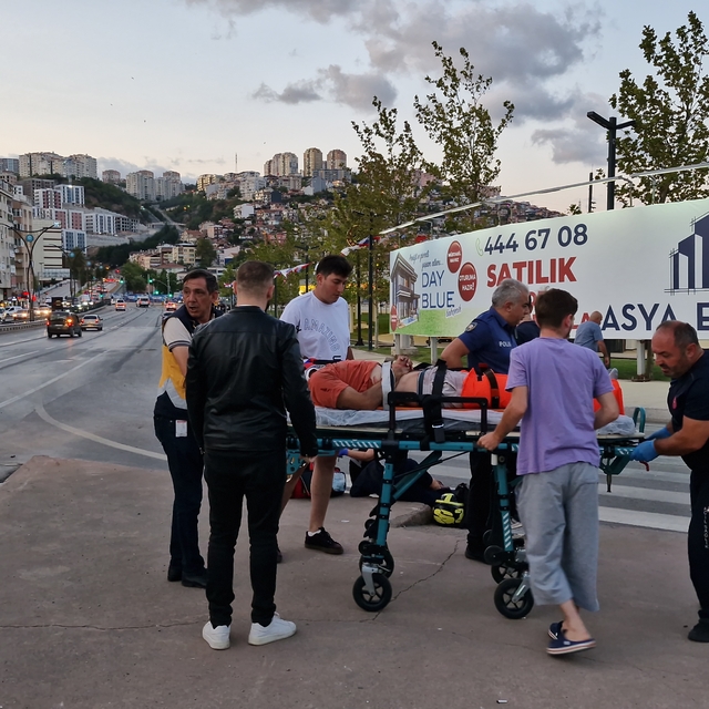 Kocaeli'de trafik levhasına çarpan motosikletteki 2 kişi yaralandı