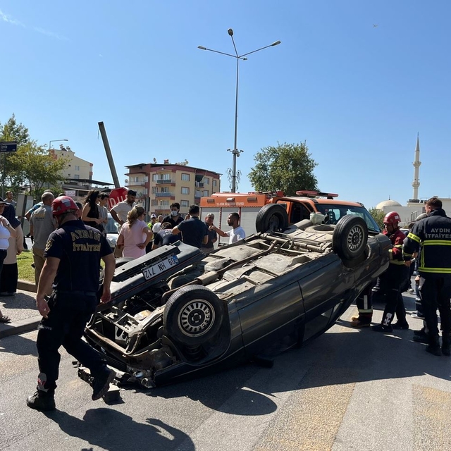 Aydın'da otomobilin devrildiği kaza kamerada: 2 yaralı