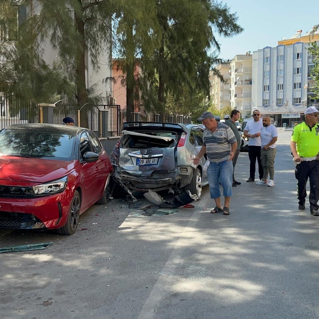 Aydın'da sürücü park etmeye çalışırken 5 araçta hasara neden oldu
