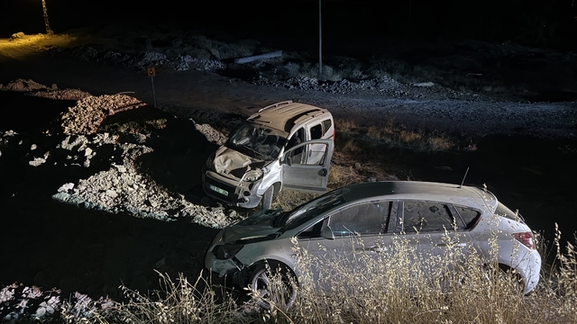 Elazığ'da hafif ticari araç ile otomobilin çarpışması sonucu 9 kişi yaralandı