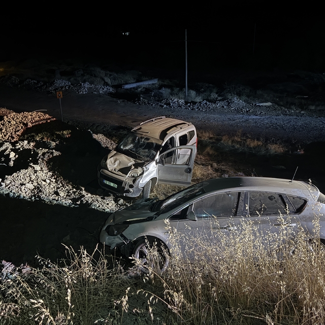 Elazığ'da hafif ticari araç ile otomobilin çarpışması sonucu 9 kişi yaralan...