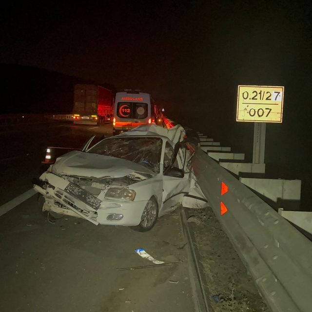 Niğde'de TIR, emniyet şeridinde bekleyen otomobile çarptı: 3 ölü, 1 yaralı