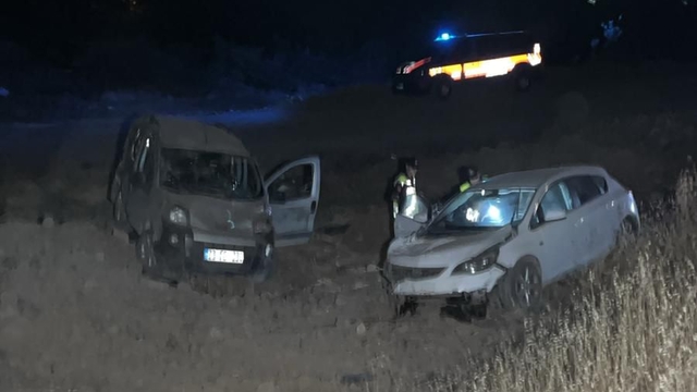 Elazığ'da hafif ticari araç ile otomobil çarpıştı: 9 yaralı