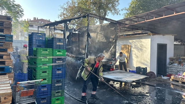 Market kamyonu yangında kullanılamaz hale geldi