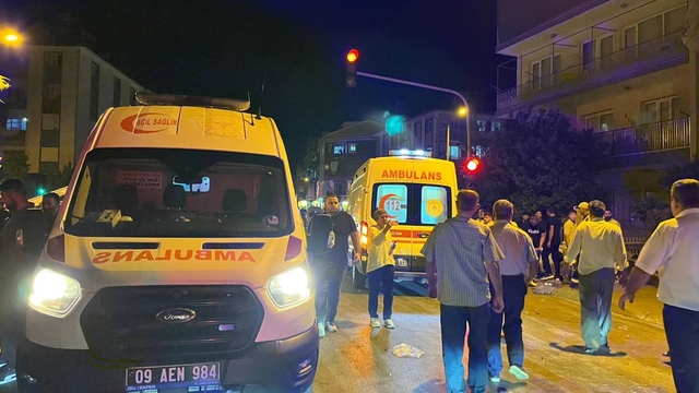 Aydın'da otomobil ile yolcu minibüsü çarpıştı: 11 yaralı