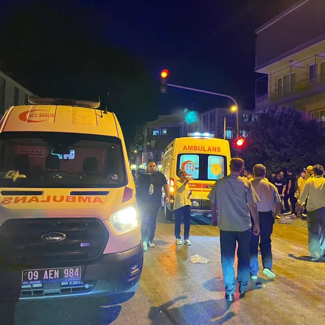 Aydın'da otomobil ile yolcu minibüsü çarpıştı: 11 yaralı