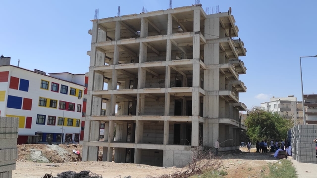 Şanlıurfa'da standarda uymayan 5 katlı apartman müteahhit tarafından yıktırıldı