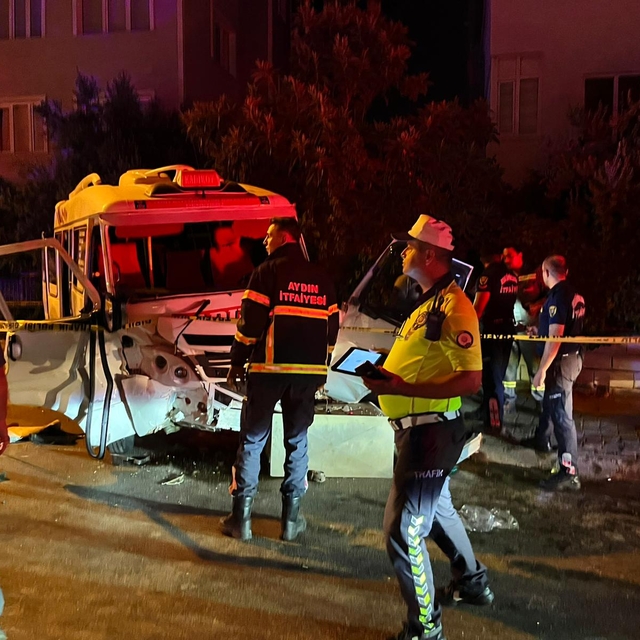 Aydın'da minibüs ile otomobilin çarpıştığı kazada 11 kişi yaralandı