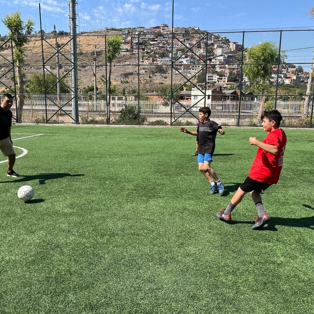 Samet Hoca, dezavantajlı çocuklara umut oluyor