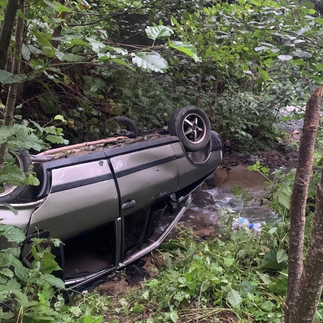 Giresun'da otomobilin dere yatağına devrildiği kazada 3 kişi yaralandı