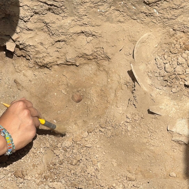 Beçin Kalesi'nde MÖ 6'ncı yüzyıla ait seramikler ve oyun zarları bulundu