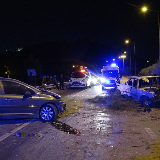 Otomobiliyle kaçan sürücü, ekip aracına ve otomobile çarptı: 3'ü polis, 10...