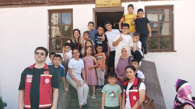 Boyabatlı aileler Sinop'ta tarihi ve kültürel mekanları gezdiler