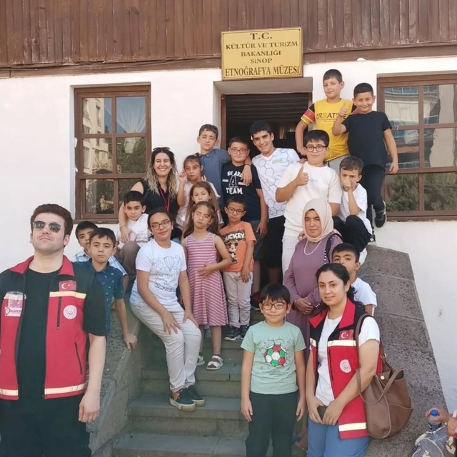 Boyabatlı aileler Sinop'ta tarihi ve kültürel mekanları gezdiler