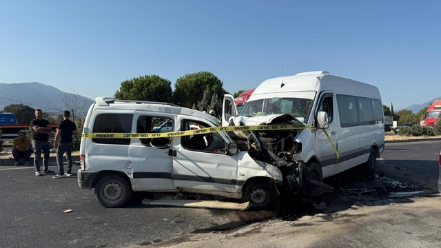İşçi servis minibüsü ile hafif ticari araç çarpıştı: 1 ölü, 13 yaralı