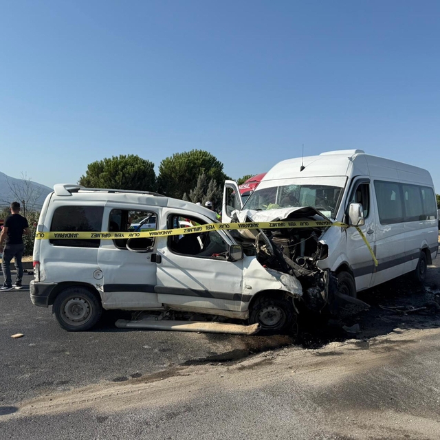 İşçi servis minibüsü ile hafif ticari araç çarpıştı: 1 ölü, 13 yaralı