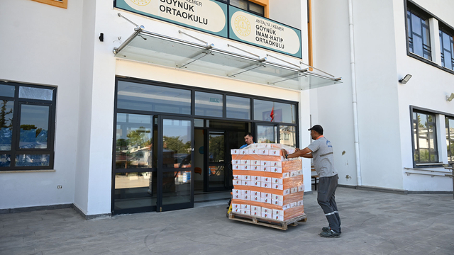 Kemer Belediyesi 6 bin 500 öğrenciye kırtasiye malzemesi dağıttı