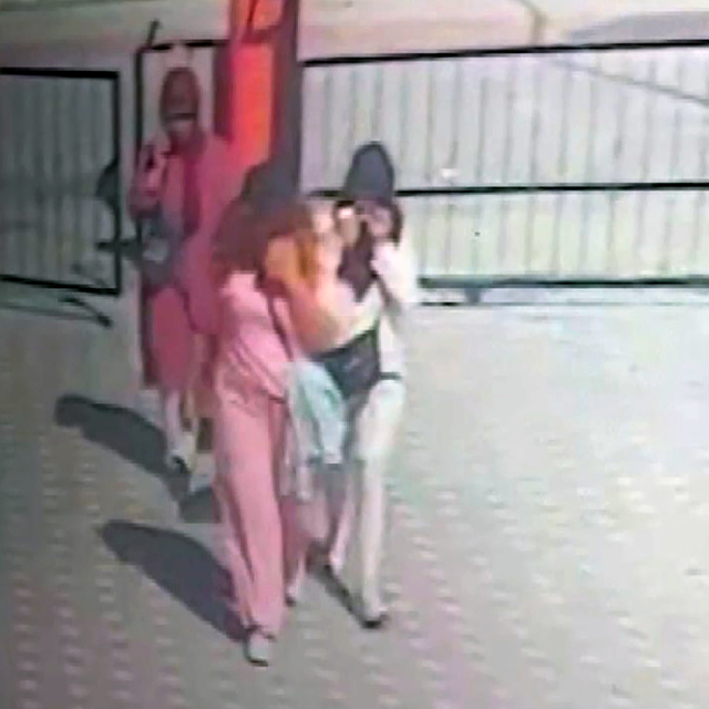 3 kadın, kapısını kırıp girdikleri evden 200 bin liralık altın çaldı