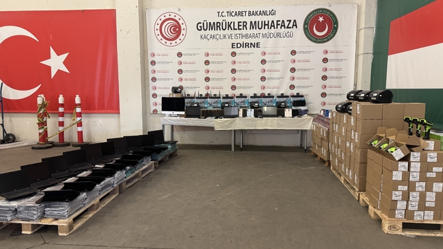 Edirne'de gümrük muhafaza ekiplerince çok sayıda kaçak eşya ele geçirildi