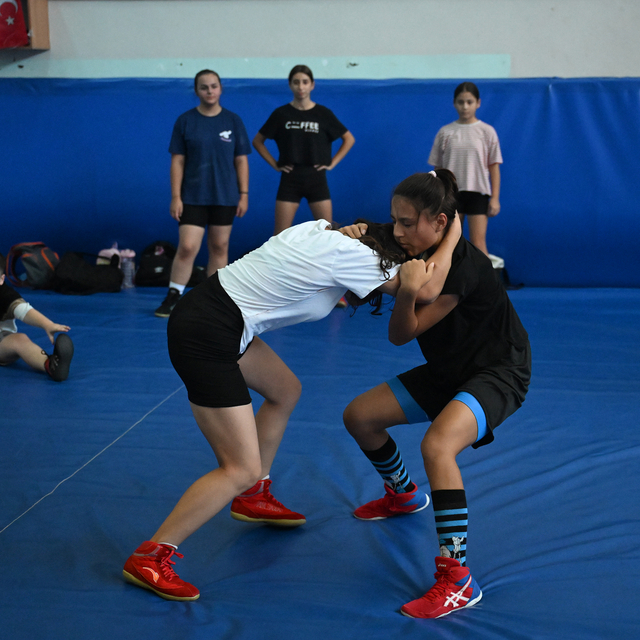 Türk güreşinden KKTC'li kadın güreşçilere destek