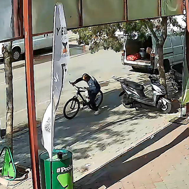 Çaldığı bisikletten düşme tehlikesi geçirdi; o anlar kamerada