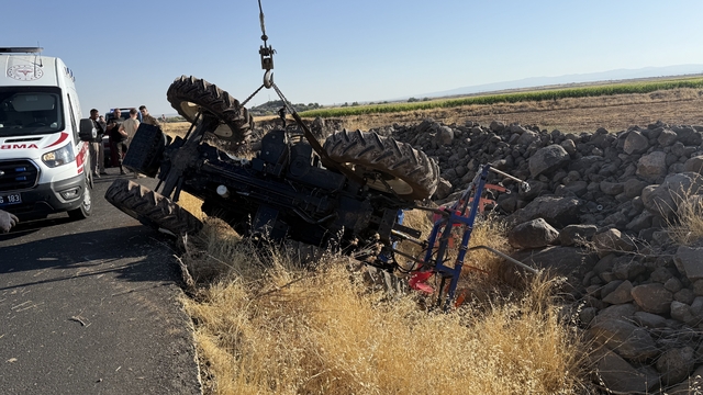 Siverek'te devrilen traktörün sürücüsü yaralandı