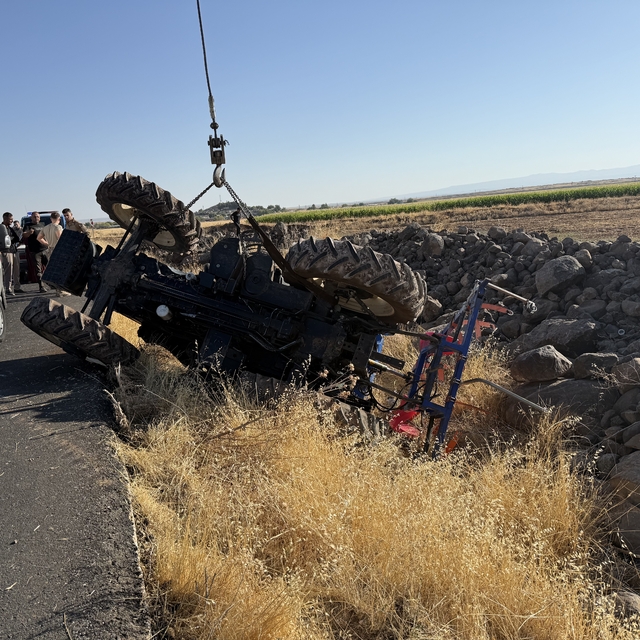 Siverek'te devrilen traktörün sürücüsü yaralandı