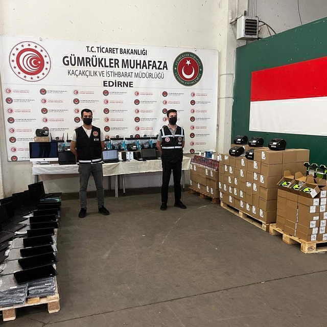 Kapıkule ve Hamzabeyli'de kaçak eşya ele geçirildi