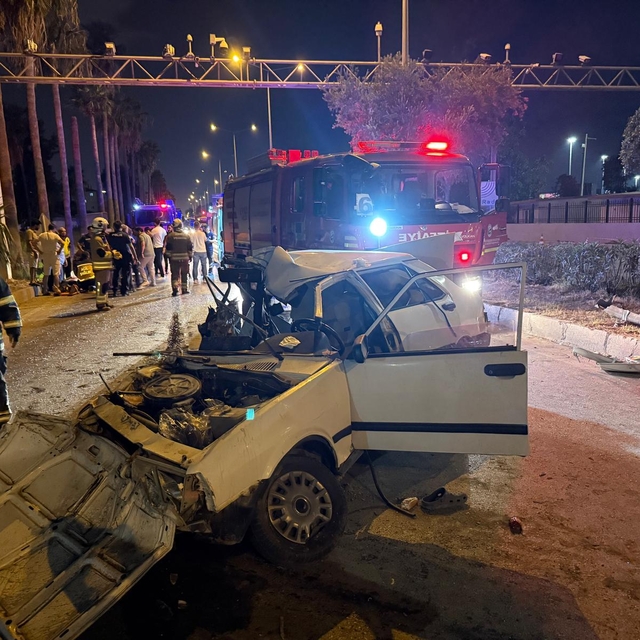 Hatay'da kamyonla çarpışan otomobildeki 1 kişi öldü, 3 kişi yaralandı