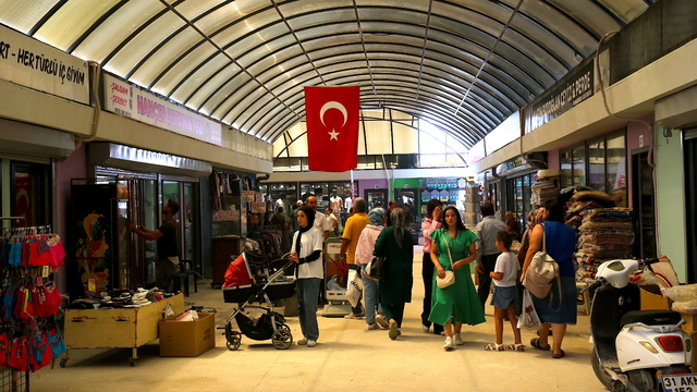 Hatay'da tarihi Uzun Çarşı esnafı geçici prefabrik dükkanlarında faaliyete başladı