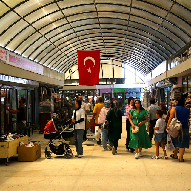 Hatay'da tarihi Uzun Çarşı esnafı geçici prefabrik dükkanlarında faaliyete...