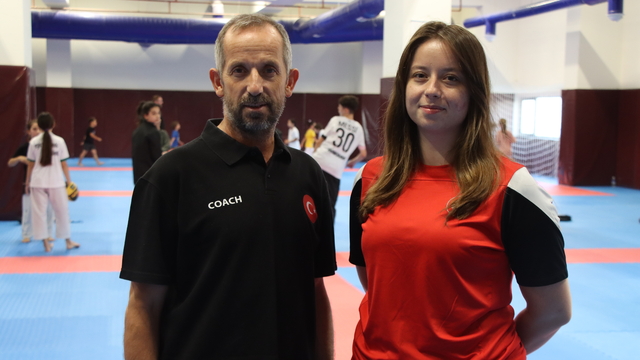 Antrenör babasının teşvikiyle başladığı tekvandoda şimdi sporcu yetiştiriyor