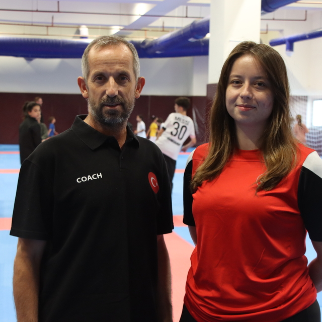 Antrenör babasının teşvikiyle başladığı tekvandoda şimdi sporcu yetiştiriyo...