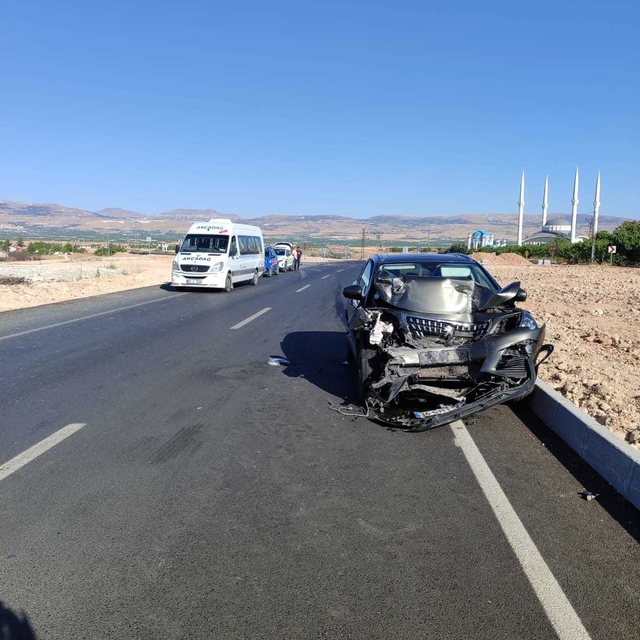 Minibüs ile otomobil çarpıştı: 9 yaralı