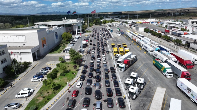 Avrupa'ya açılan sınır kapılarında gurbetçilerin dönüş hareketliliği sürüyor