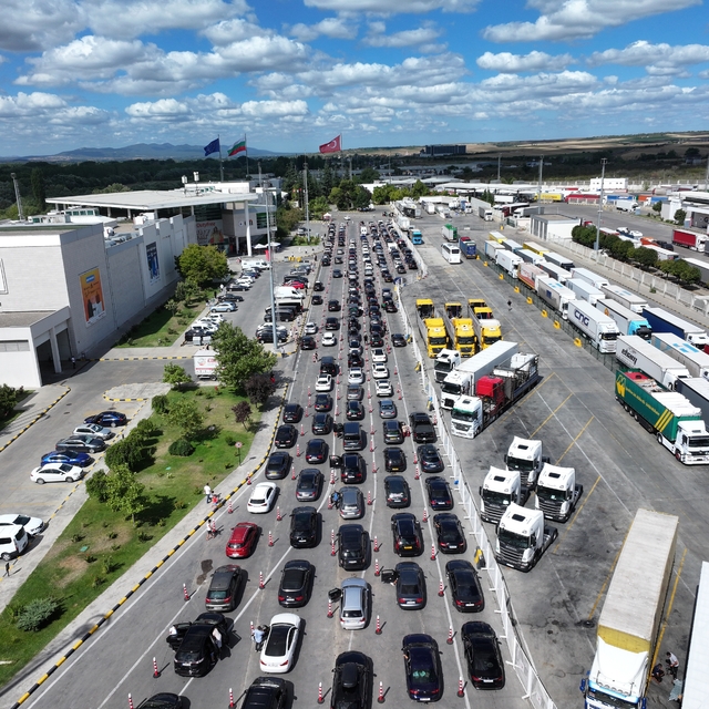 Avrupa'ya açılan sınır kapılarında gurbetçilerin dönüş hareketliliği sürüyo...