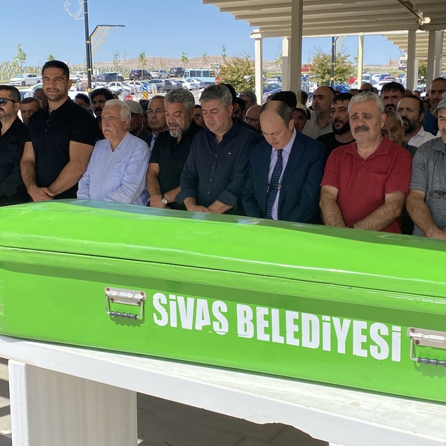 Türkiye Güreş Federasyonu Başkanı Akgül'ün dedesinin cenazesi Sivas'ta topr...