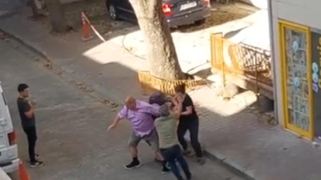 Ev sahibi ile kiracı arasında biber gazlı, sopalı kavga kamerada